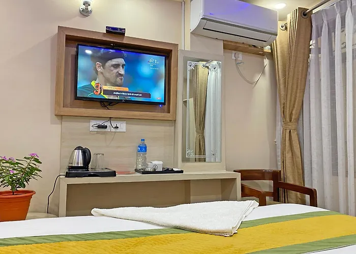 Aaradhya Hotel 2*
