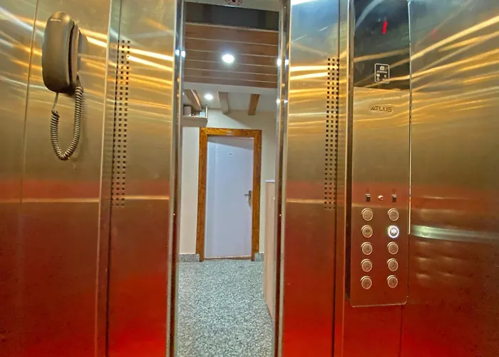 Aaradhya Hotel 2*