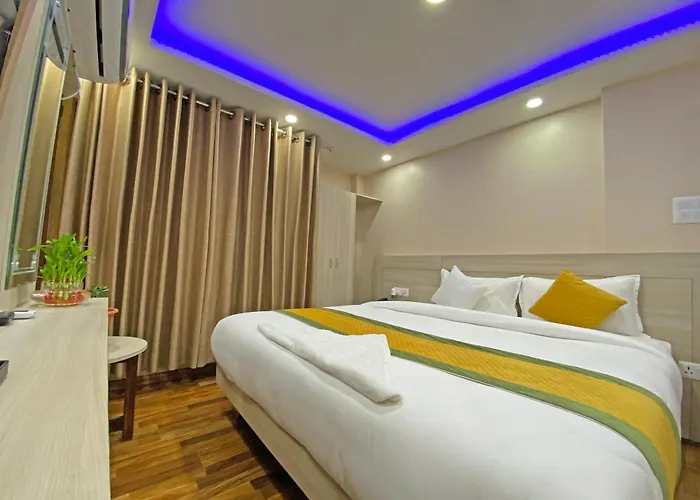 Aaradhya Hotel 2*